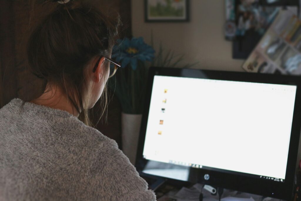 A woman using a computer to learn about the SSA Request for Hearing online process and what she needs to know.